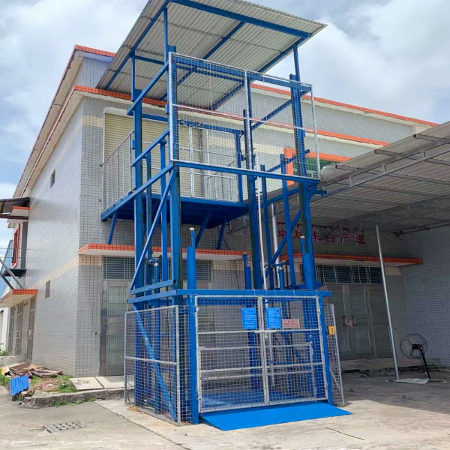 盘锦建材厂室外升降货梯安装